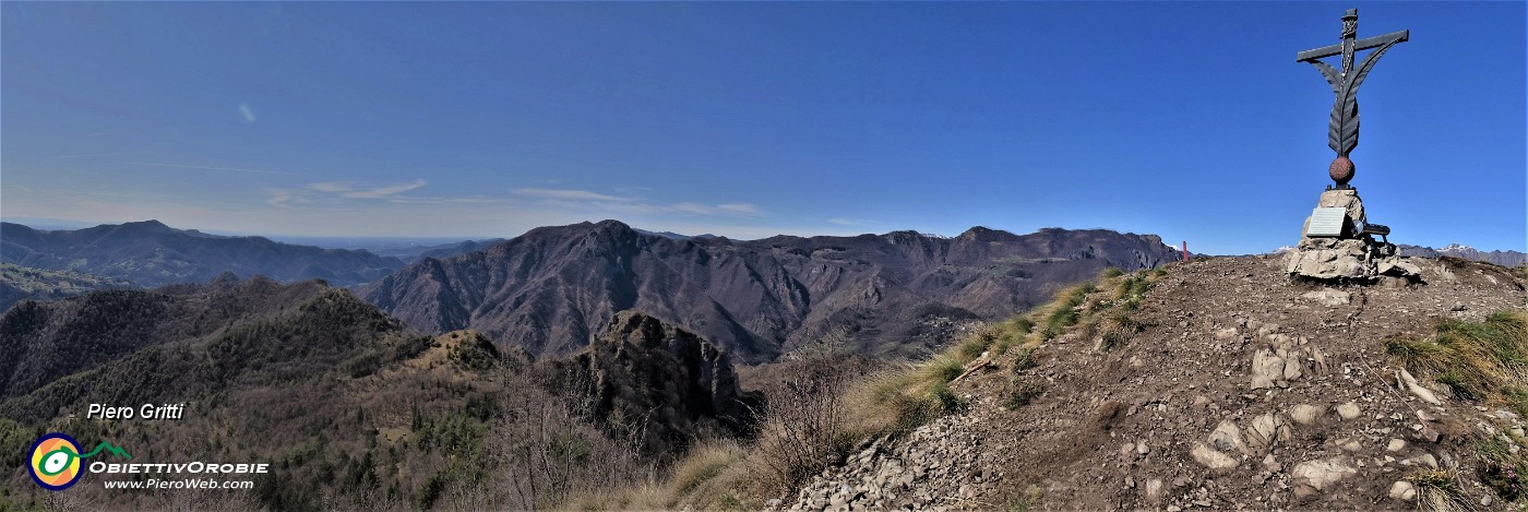 46 Vista panoramica ad ovest verso Monte Zucco, Valle Brembana e pianura.jpg